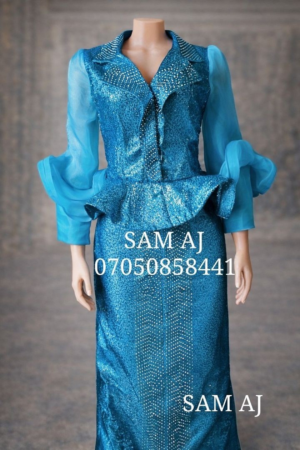 Straight gown with flare and curly sleeves