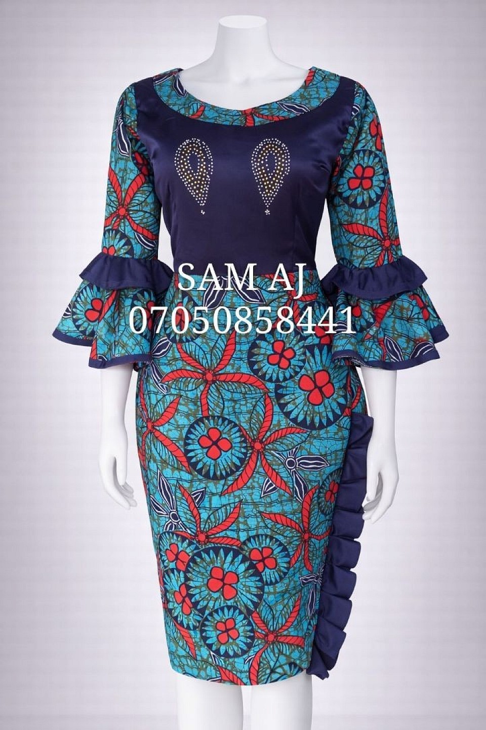 Straight gown with flare sleeve.
