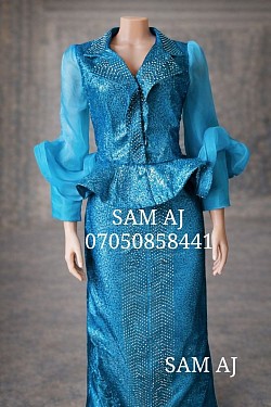 Straight gown with curly sleeve.